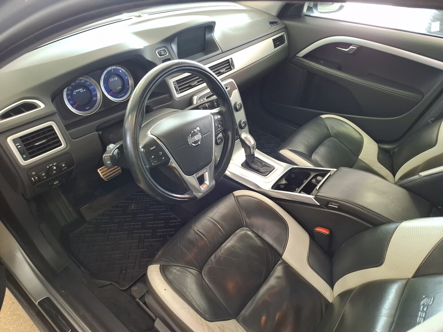 VOLVO V70 2012