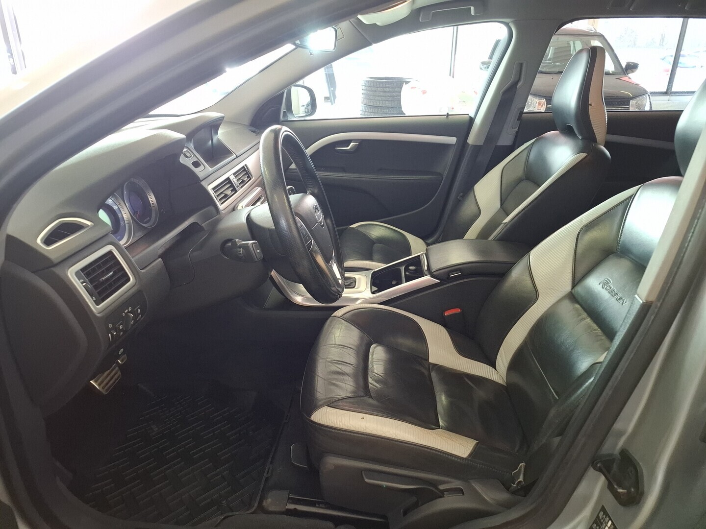 VOLVO V70 2012