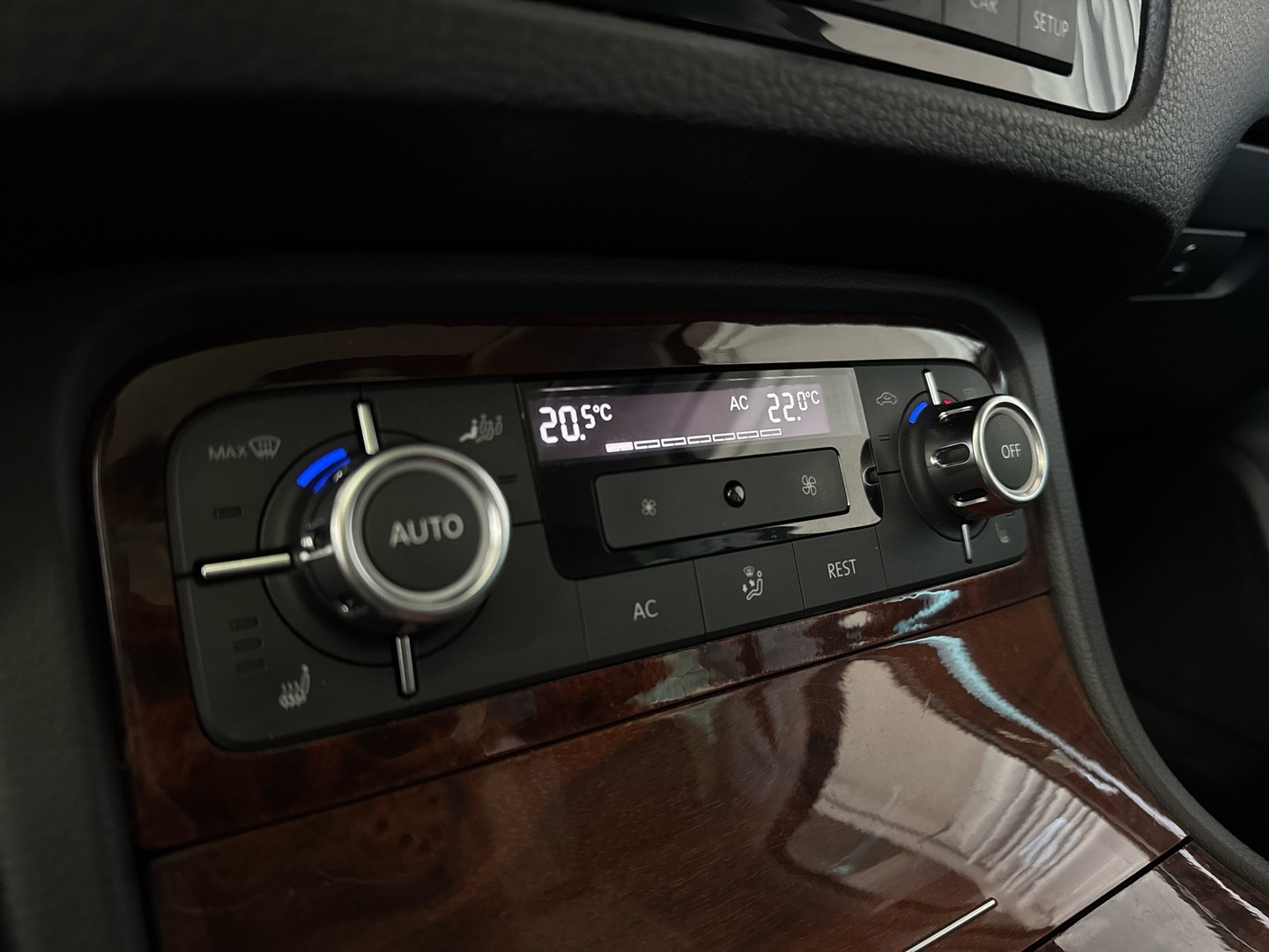 VOLKSWAGEN Touareg 2011