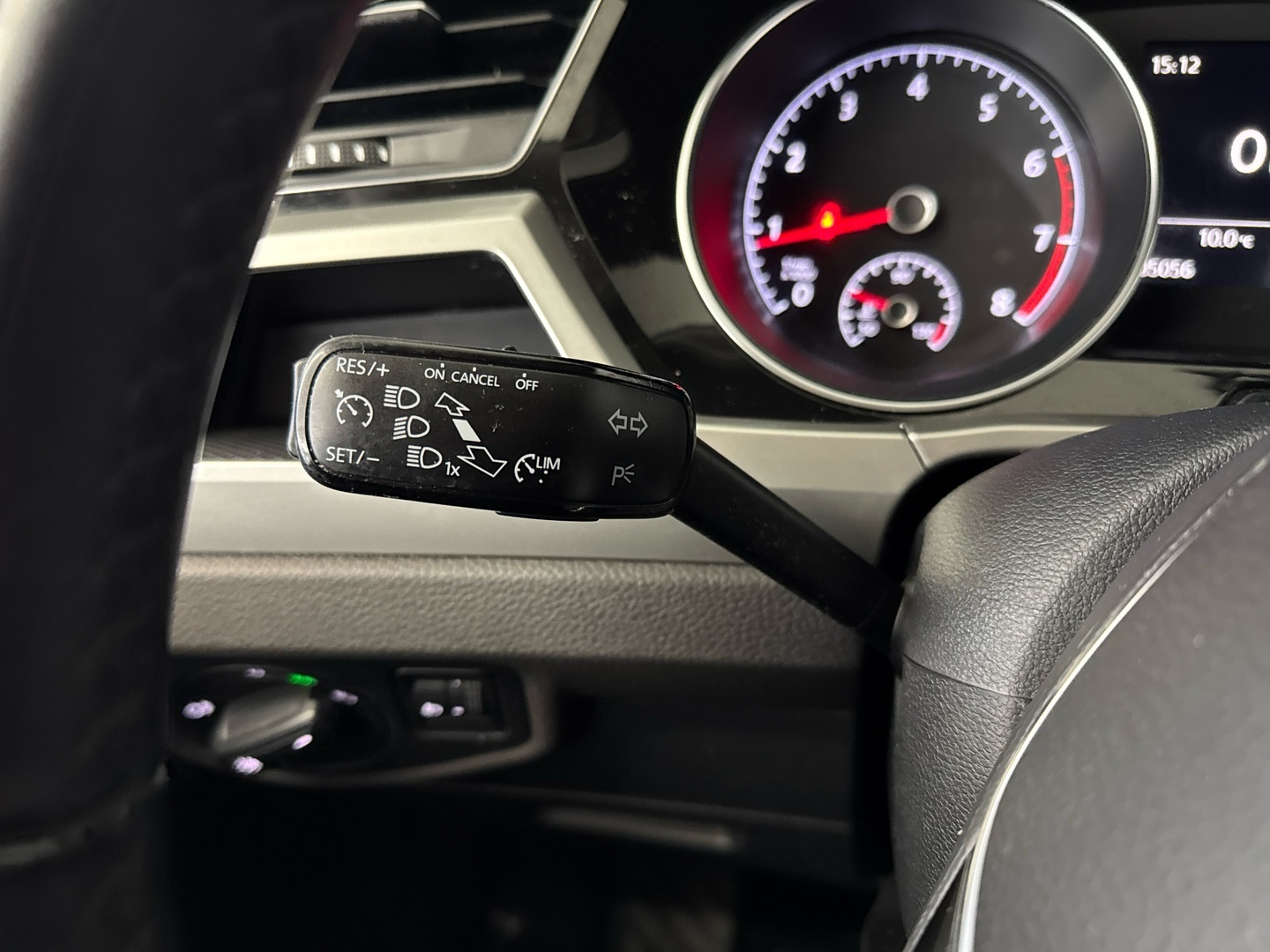 VOLKSWAGEN Touran 2016