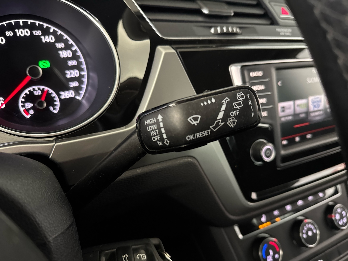 VOLKSWAGEN Touran 2016