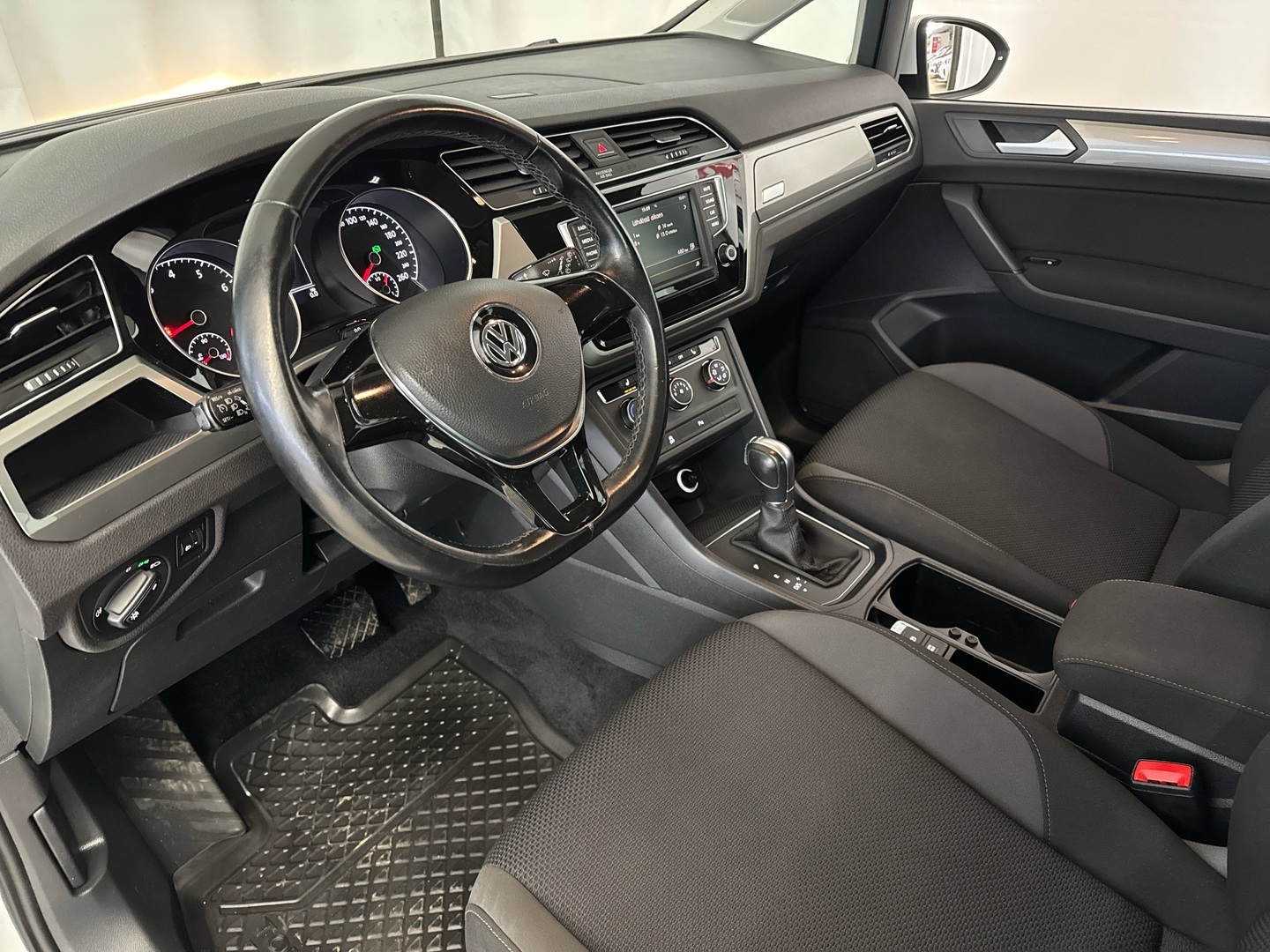 VOLKSWAGEN Touran 2016