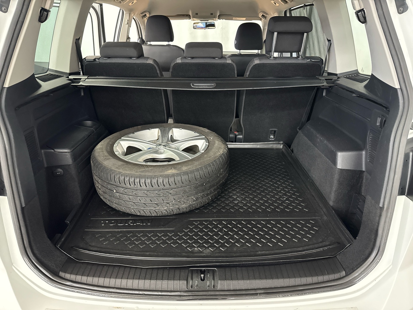 VOLKSWAGEN Touran 2016