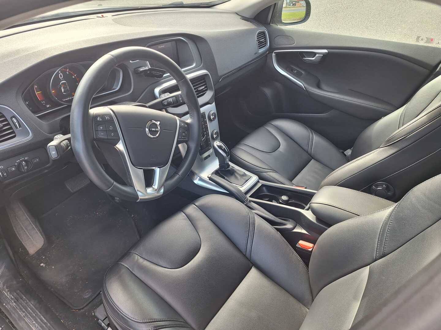 VOLVO V40 2017