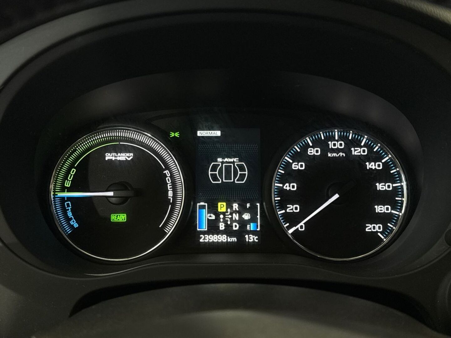 MITSUBISHI Outlander PHEV 12