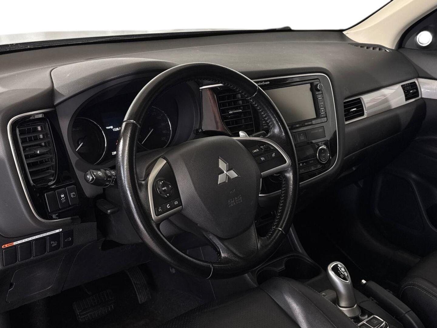 MITSUBISHI Outlander PHEV 6