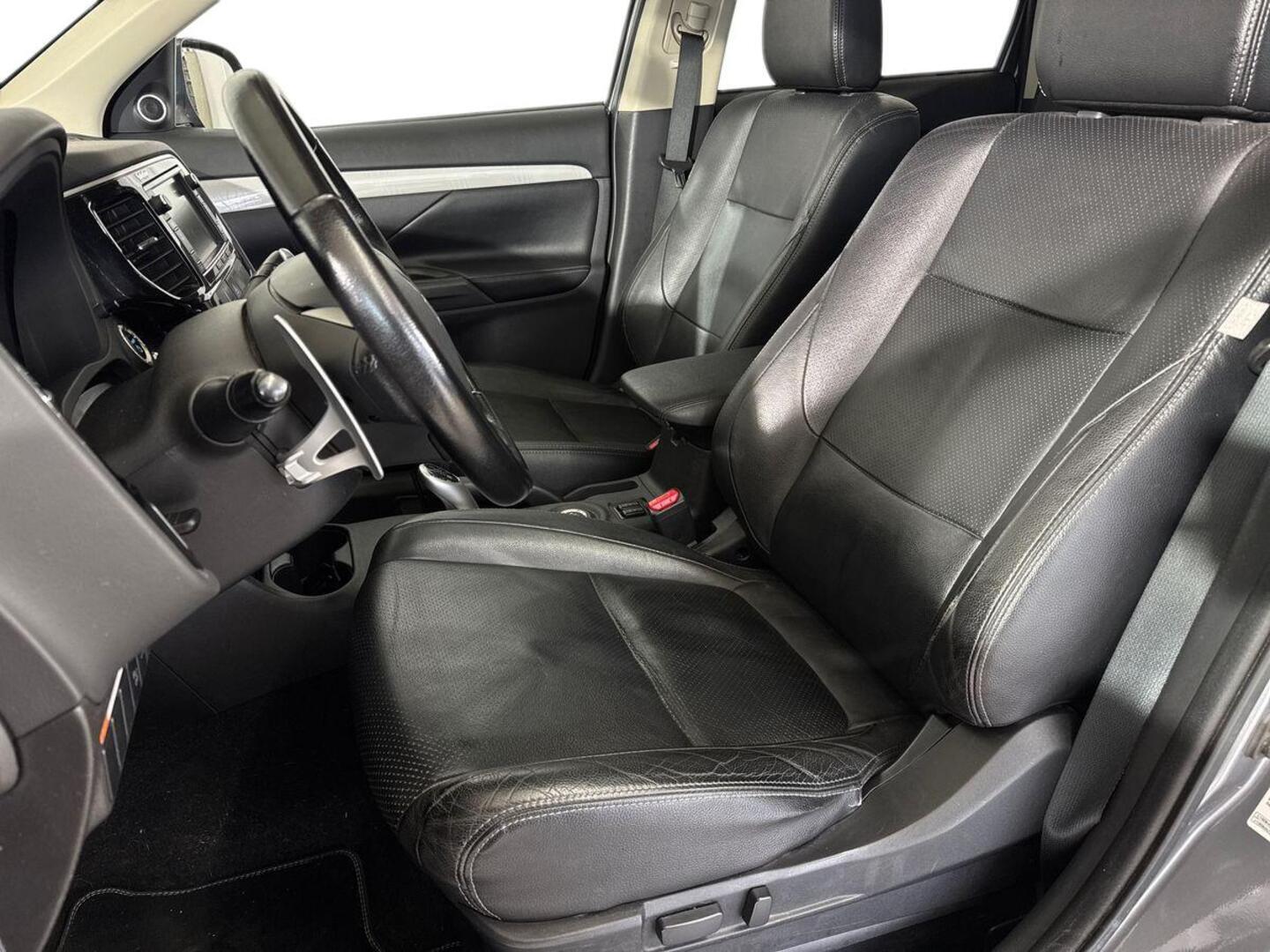 MITSUBISHI Outlander PHEV 7