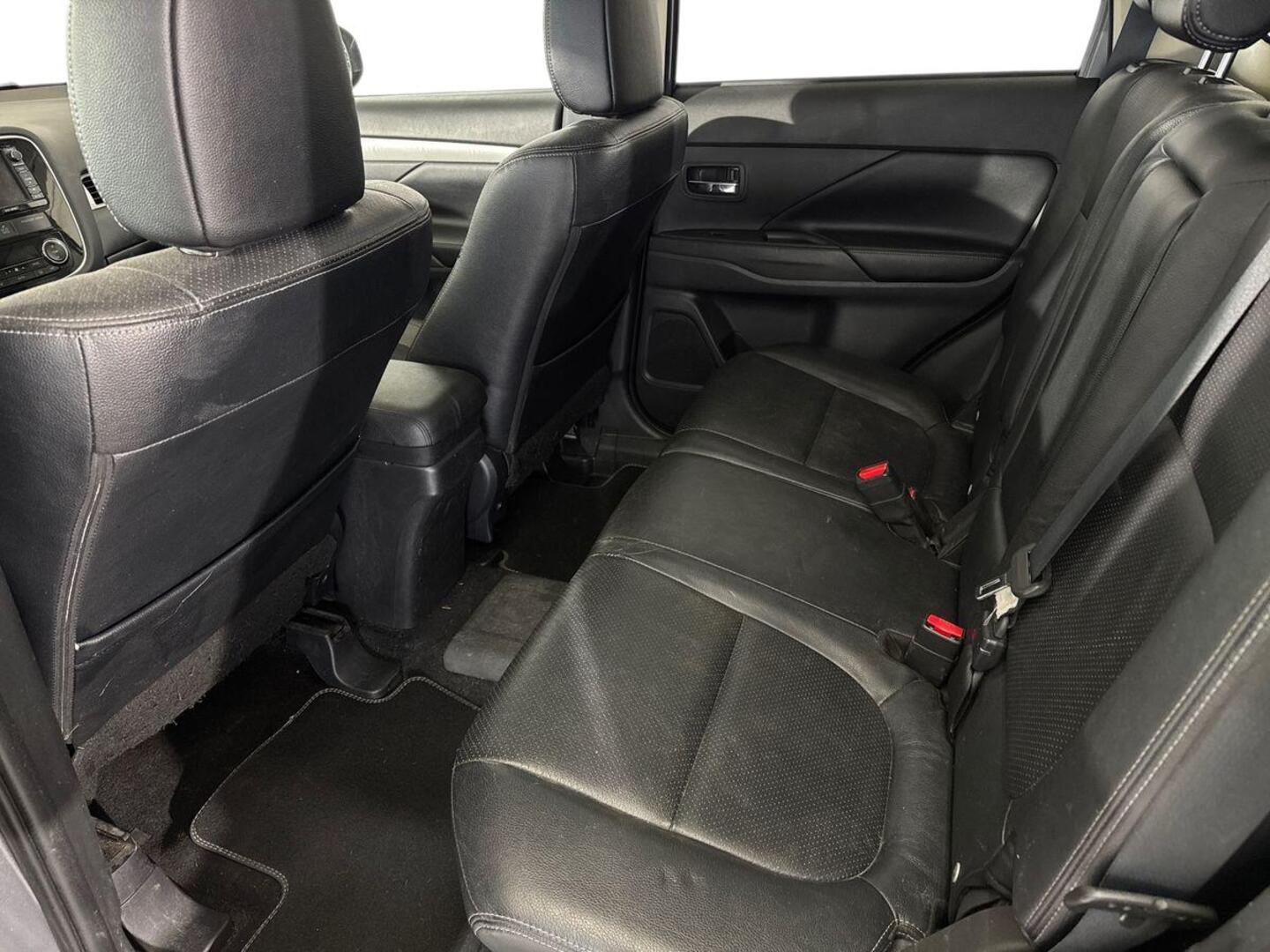 MITSUBISHI Outlander PHEV 8