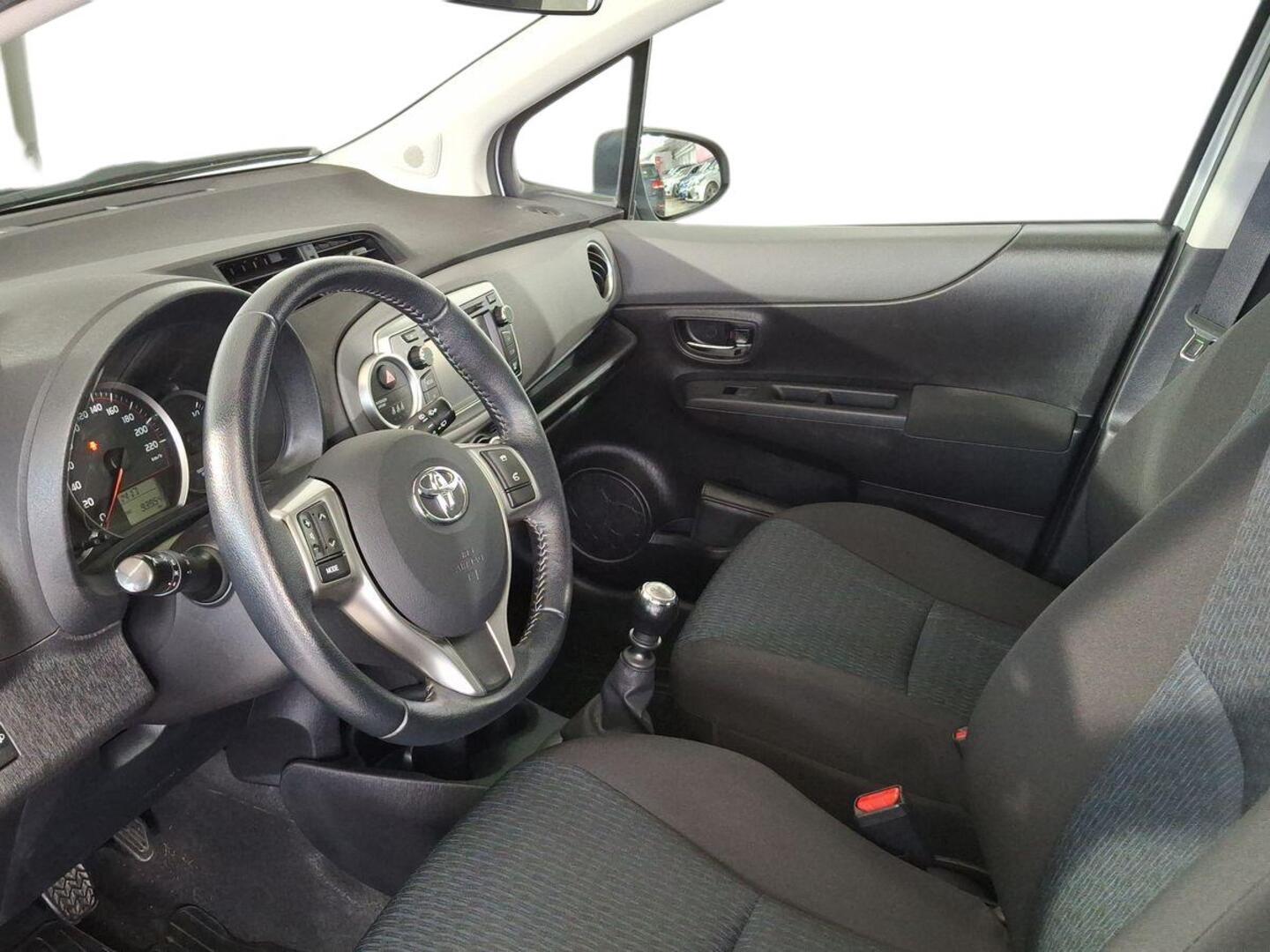 TOYOTA Yaris 2013
