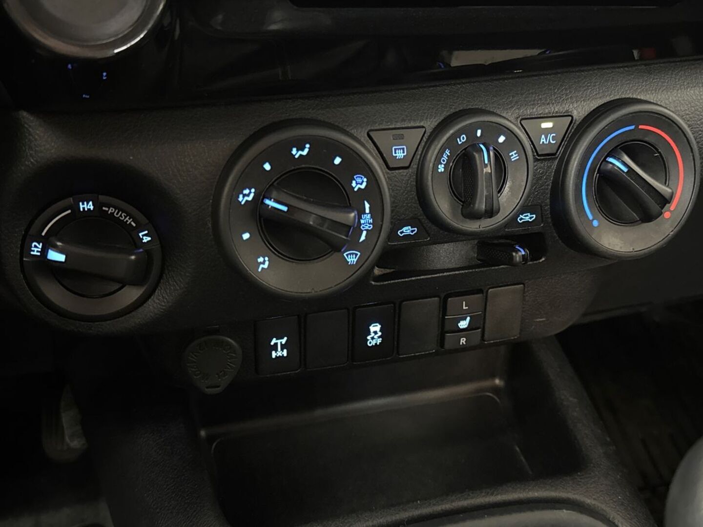 TOYOTA Hilux 19