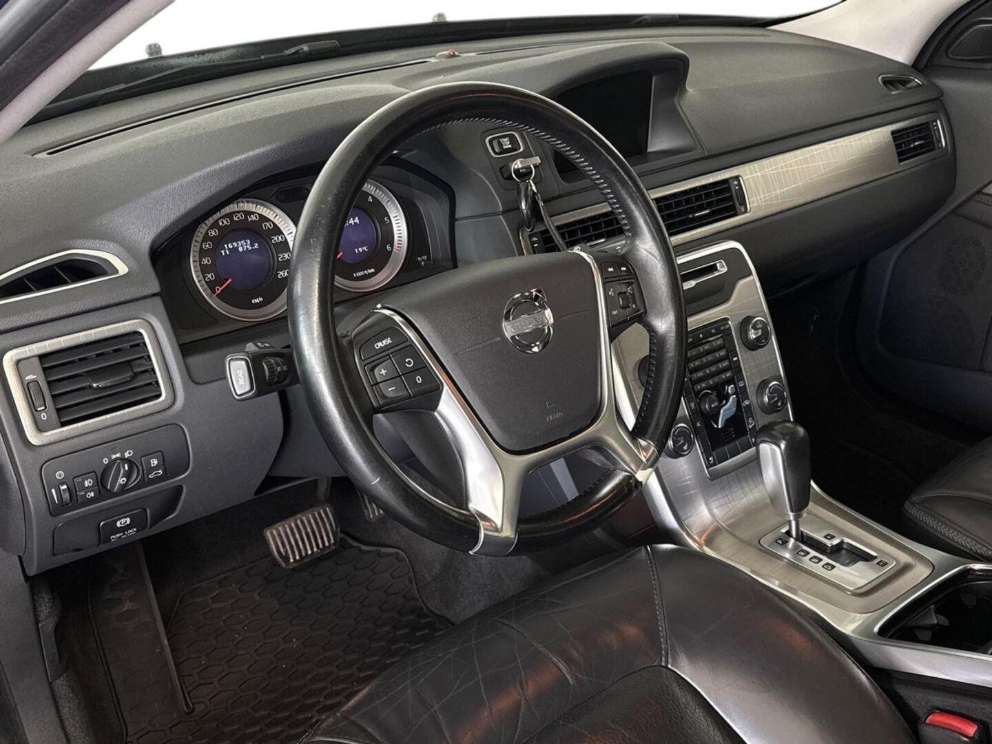 VOLVO XC70 2012