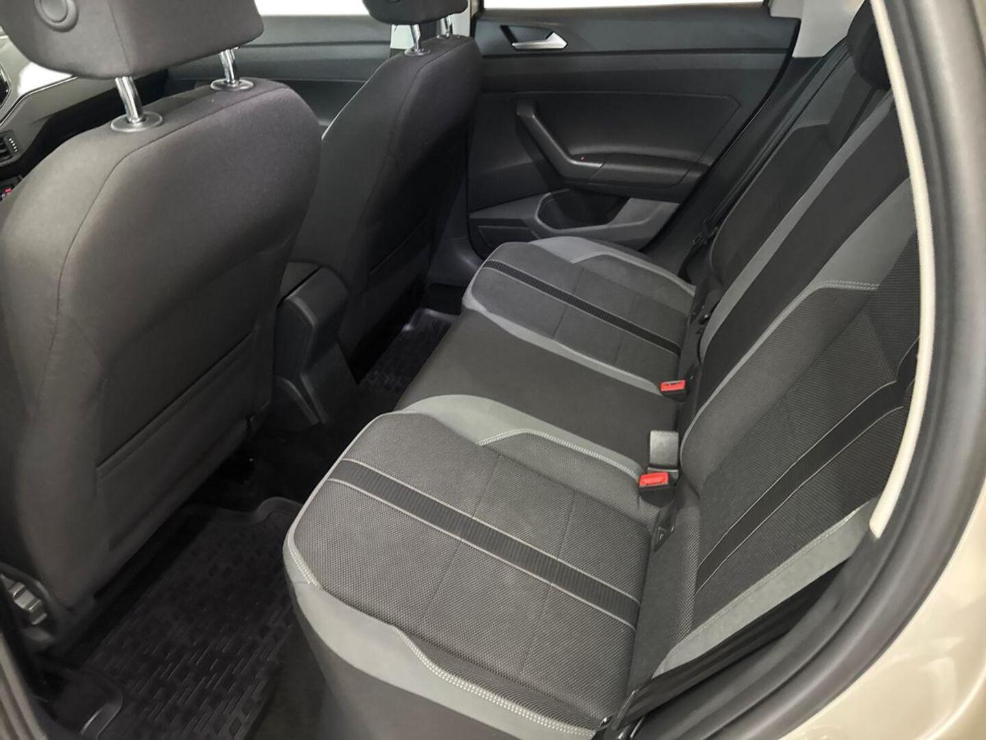 VOLKSWAGEN Polo 10