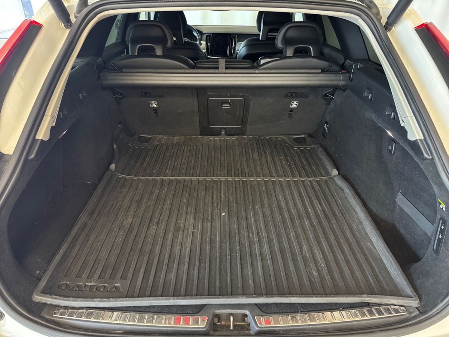 VOLVO V90 11