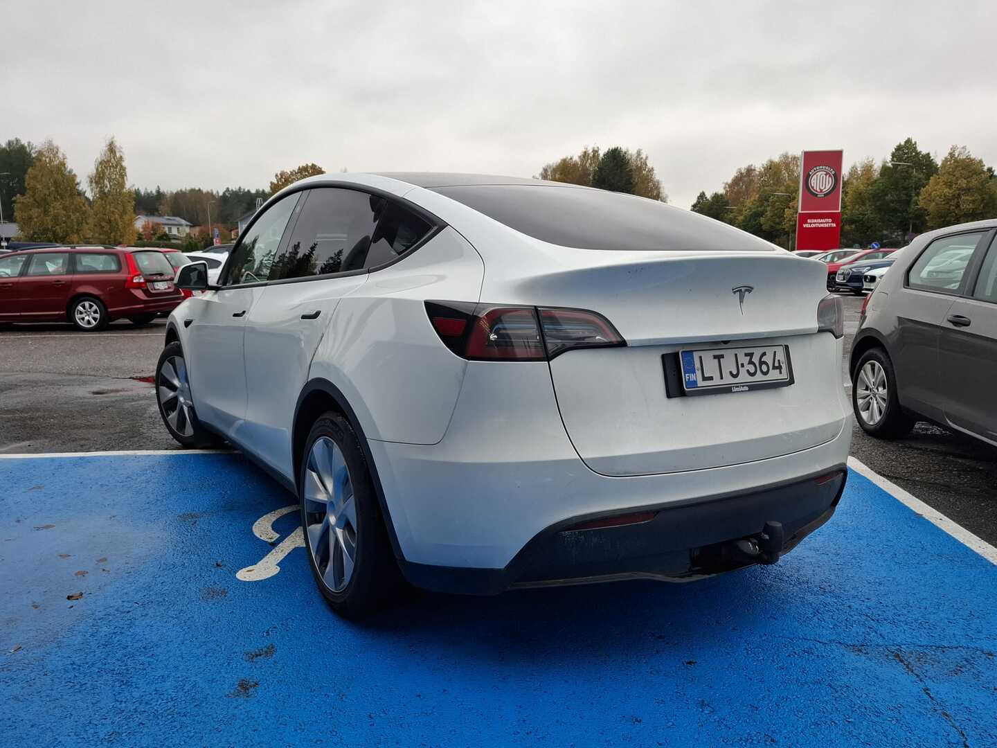 TESLA Model Y 3