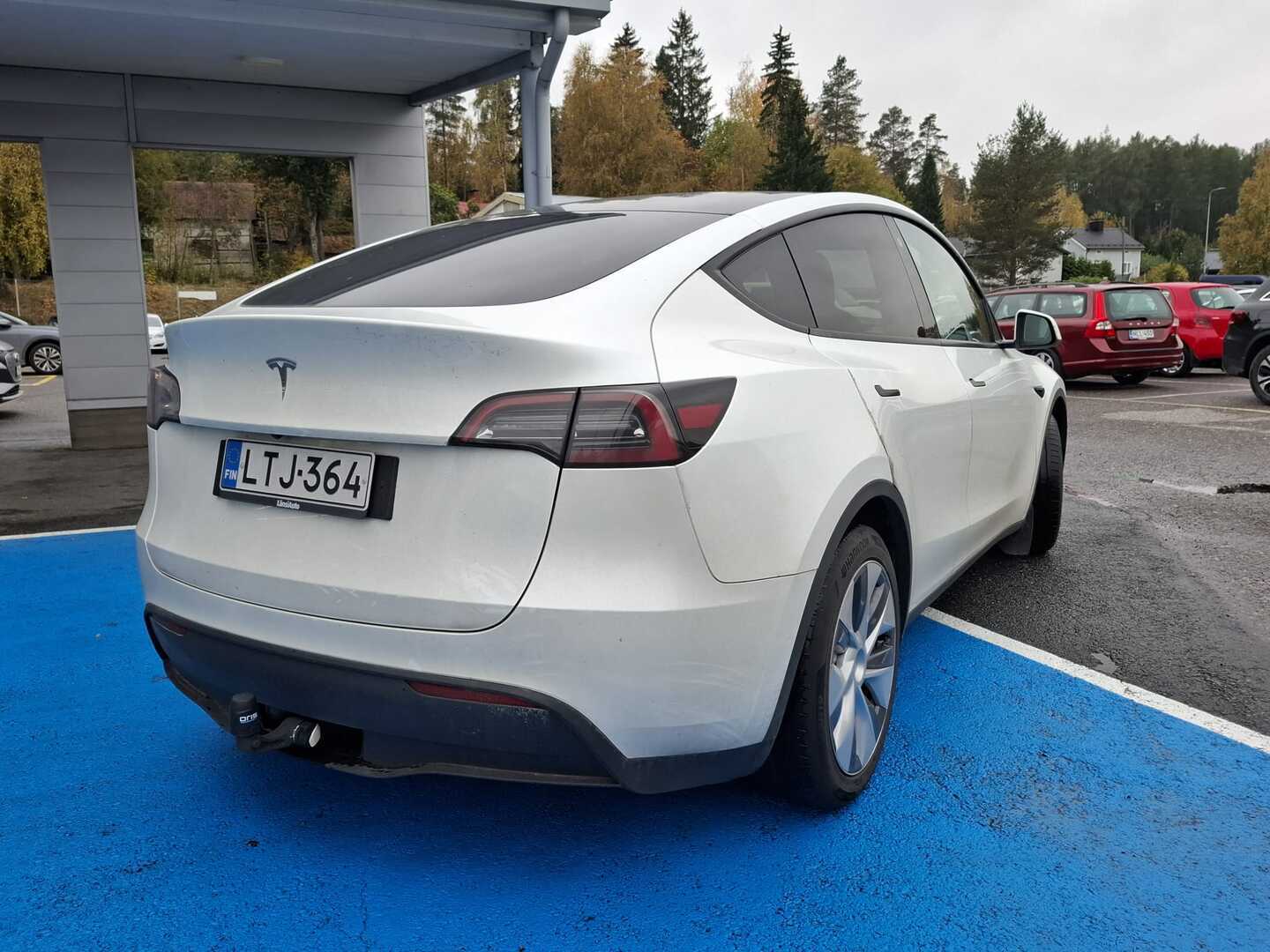 TESLA Model Y 4