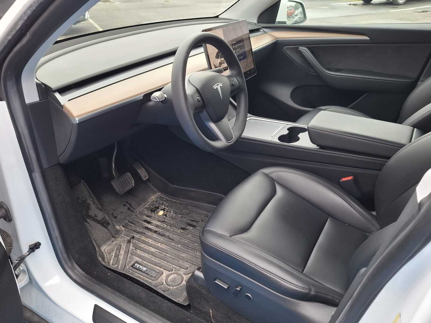 TESLA Model Y 5