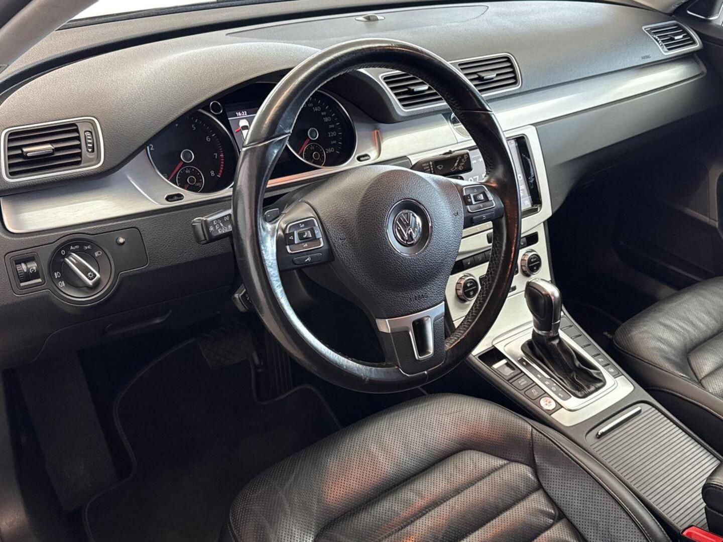 VOLKSWAGEN Passat 2012