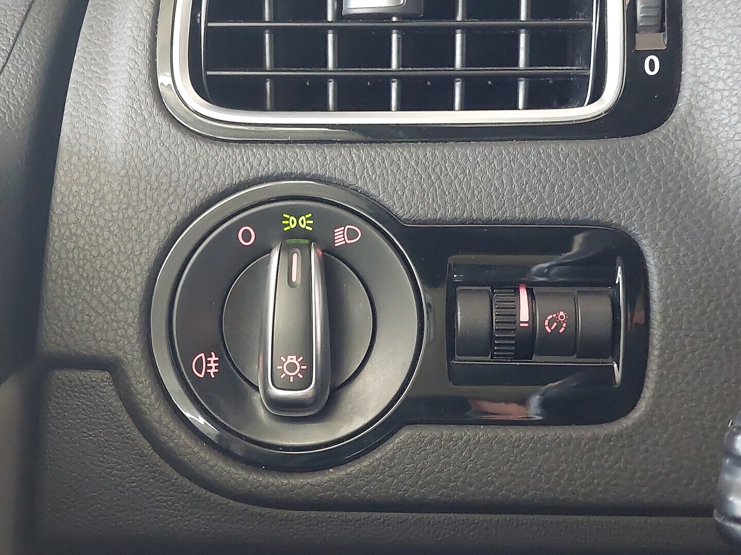 VOLKSWAGEN Polo 2013