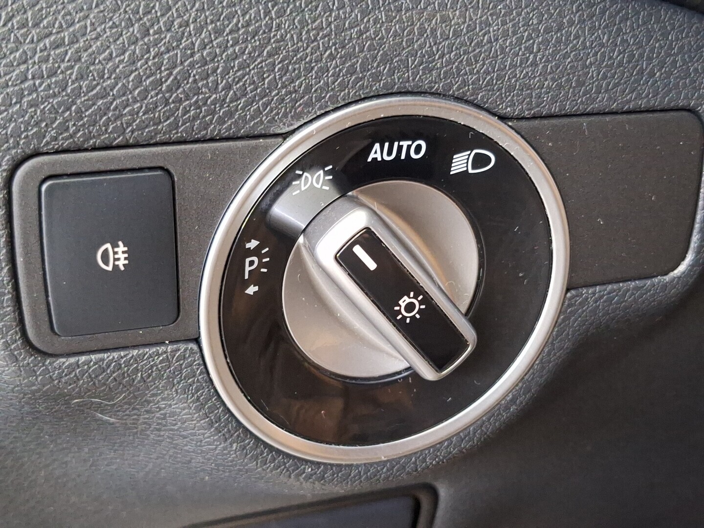 MERCEDES-BENZ A 2015