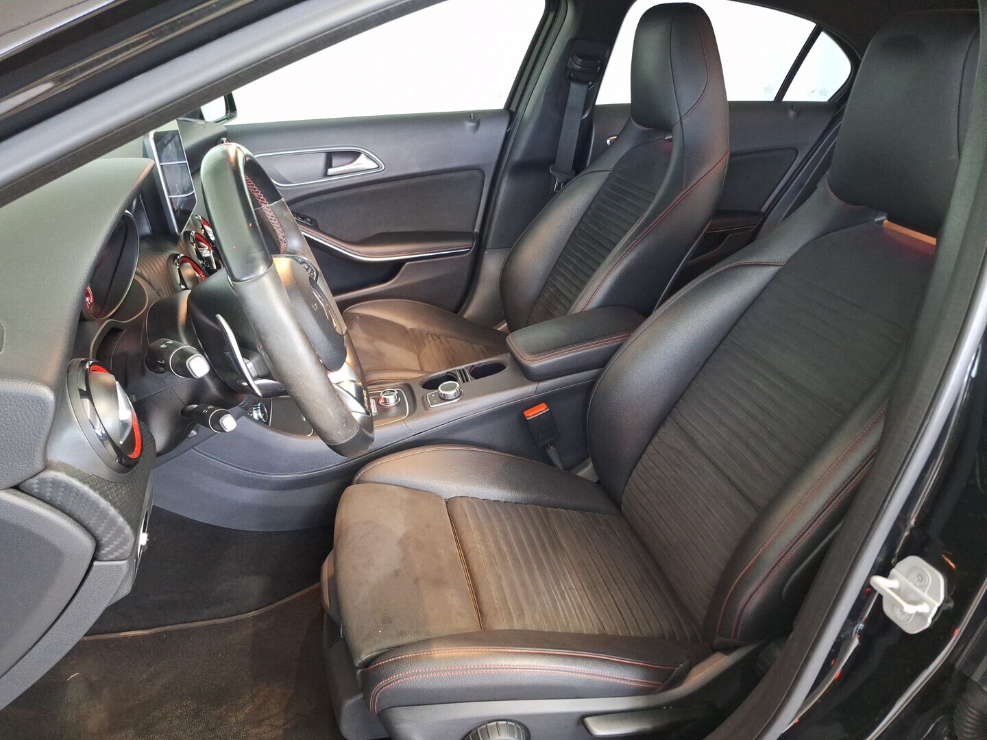 MERCEDES-BENZ A 2015