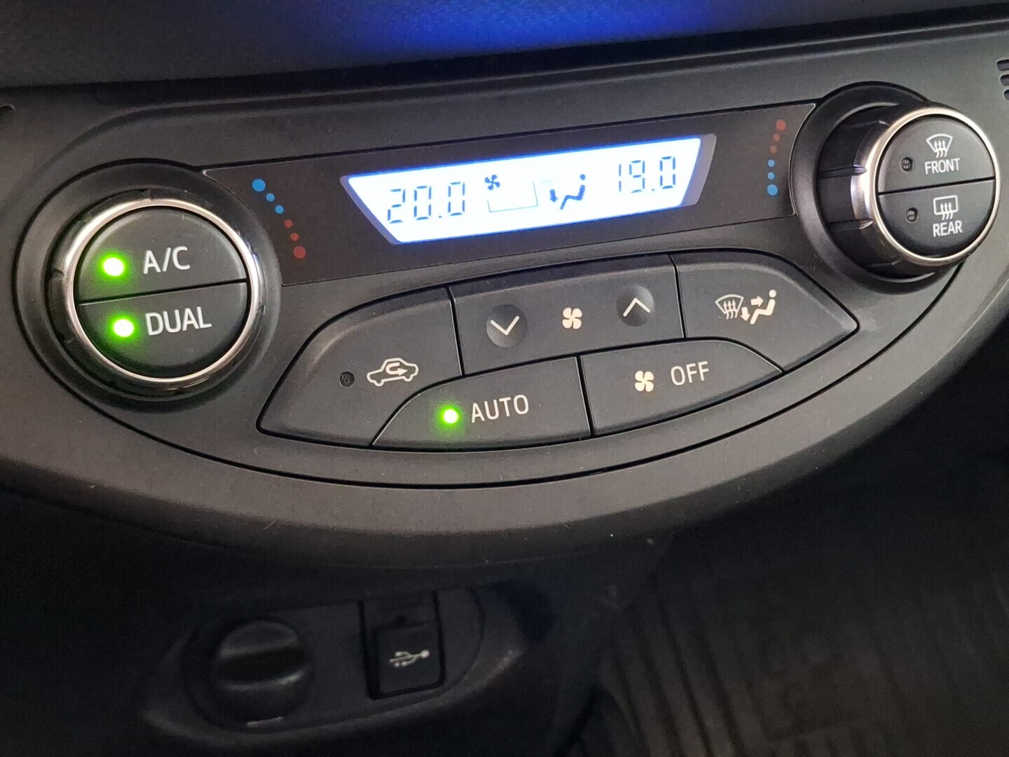 TOYOTA Yaris 2016