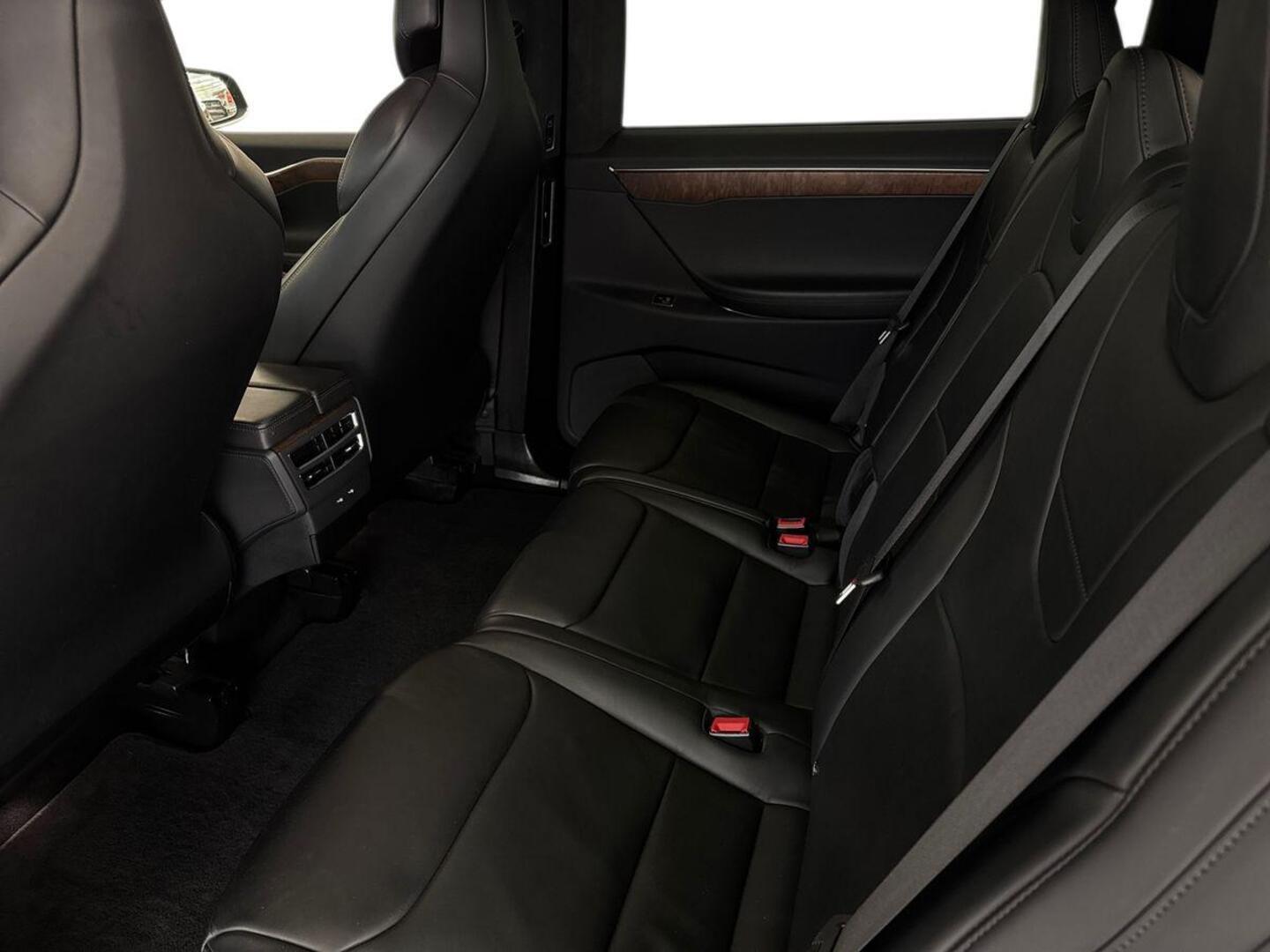 TESLA Model X 10