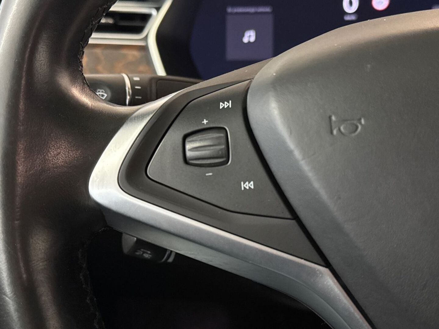 TESLA Model X 18