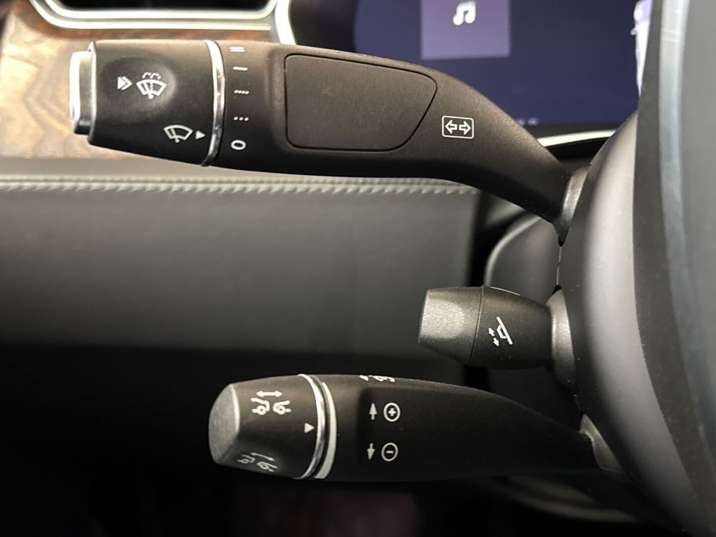 TESLA Model X 21
