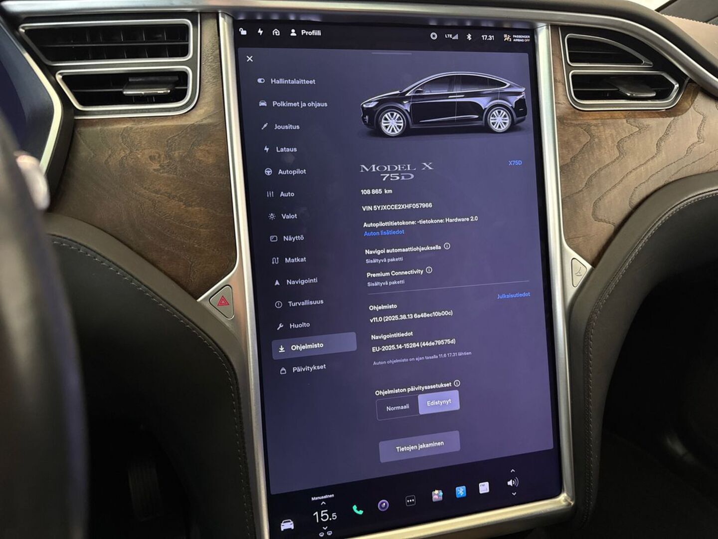 TESLA Model X 23