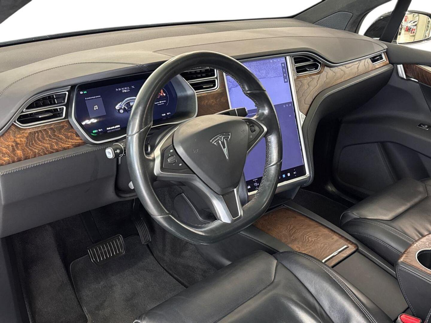 TESLA Model X 7