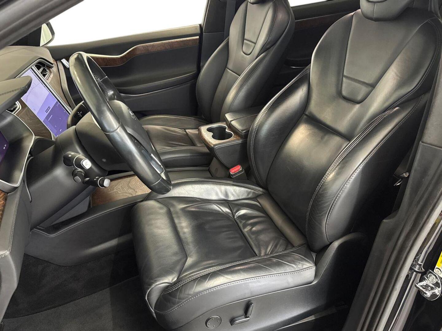 TESLA Model X 9