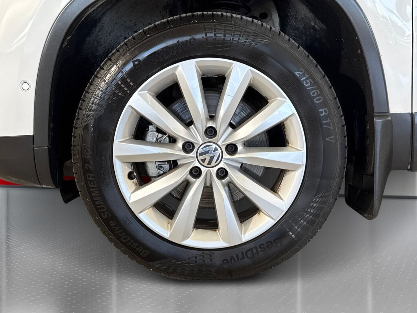 VOLKSWAGEN Tiguan 10