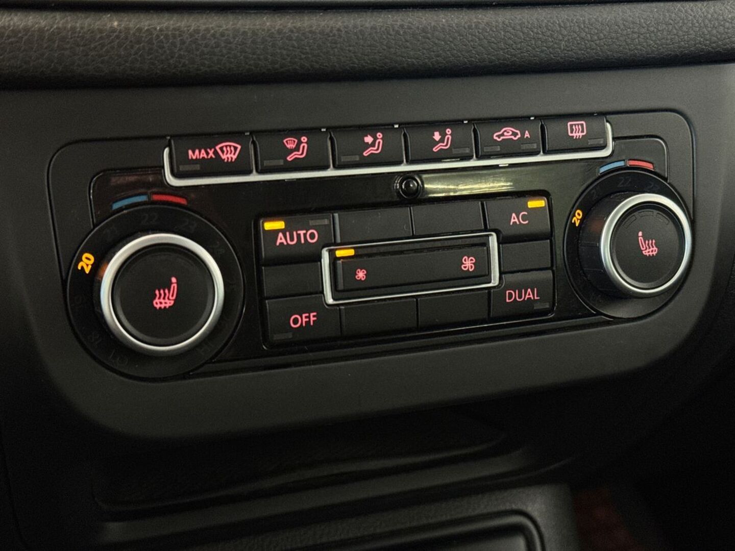 VOLKSWAGEN Tiguan 15