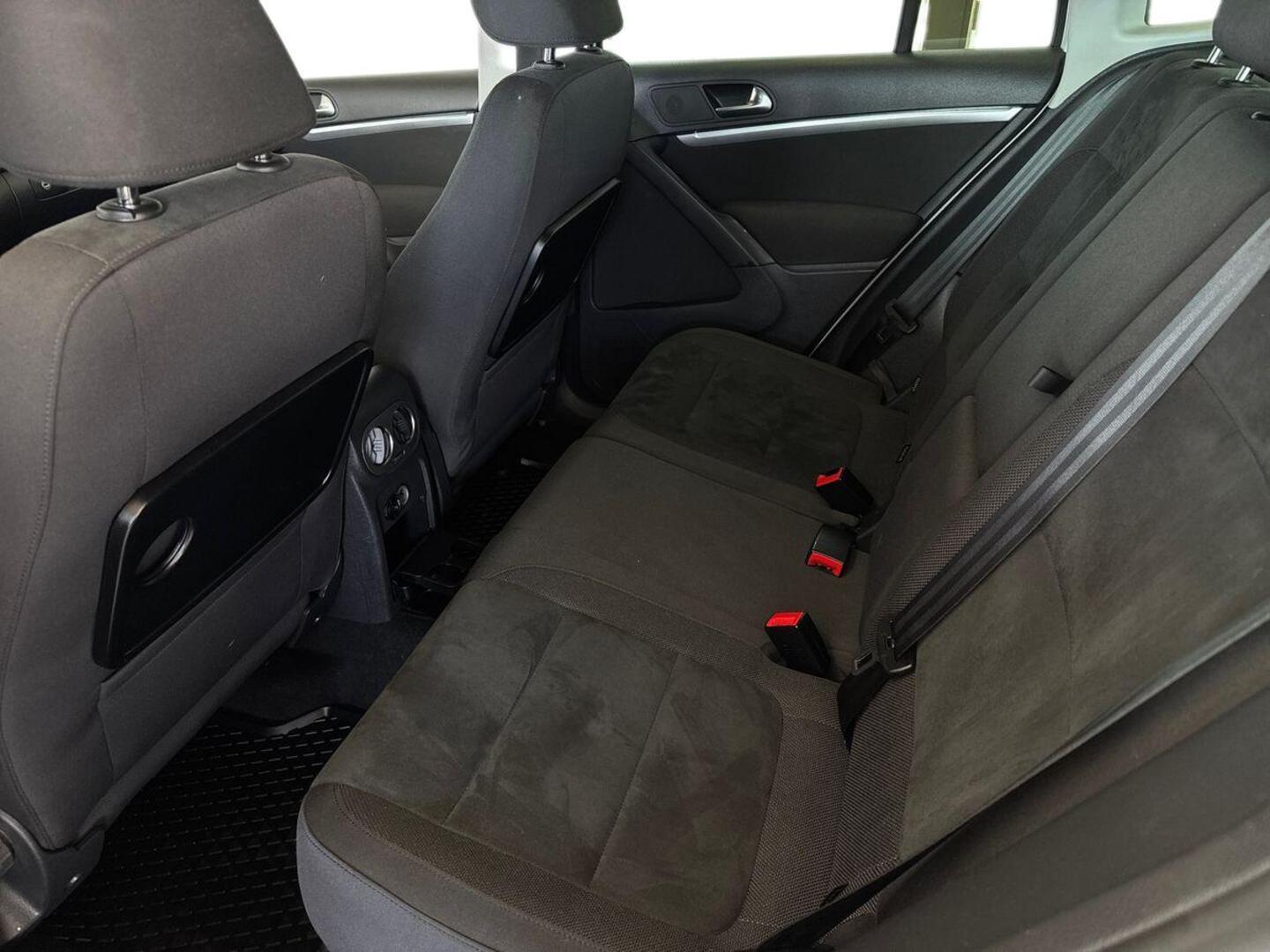 VOLKSWAGEN Tiguan 8