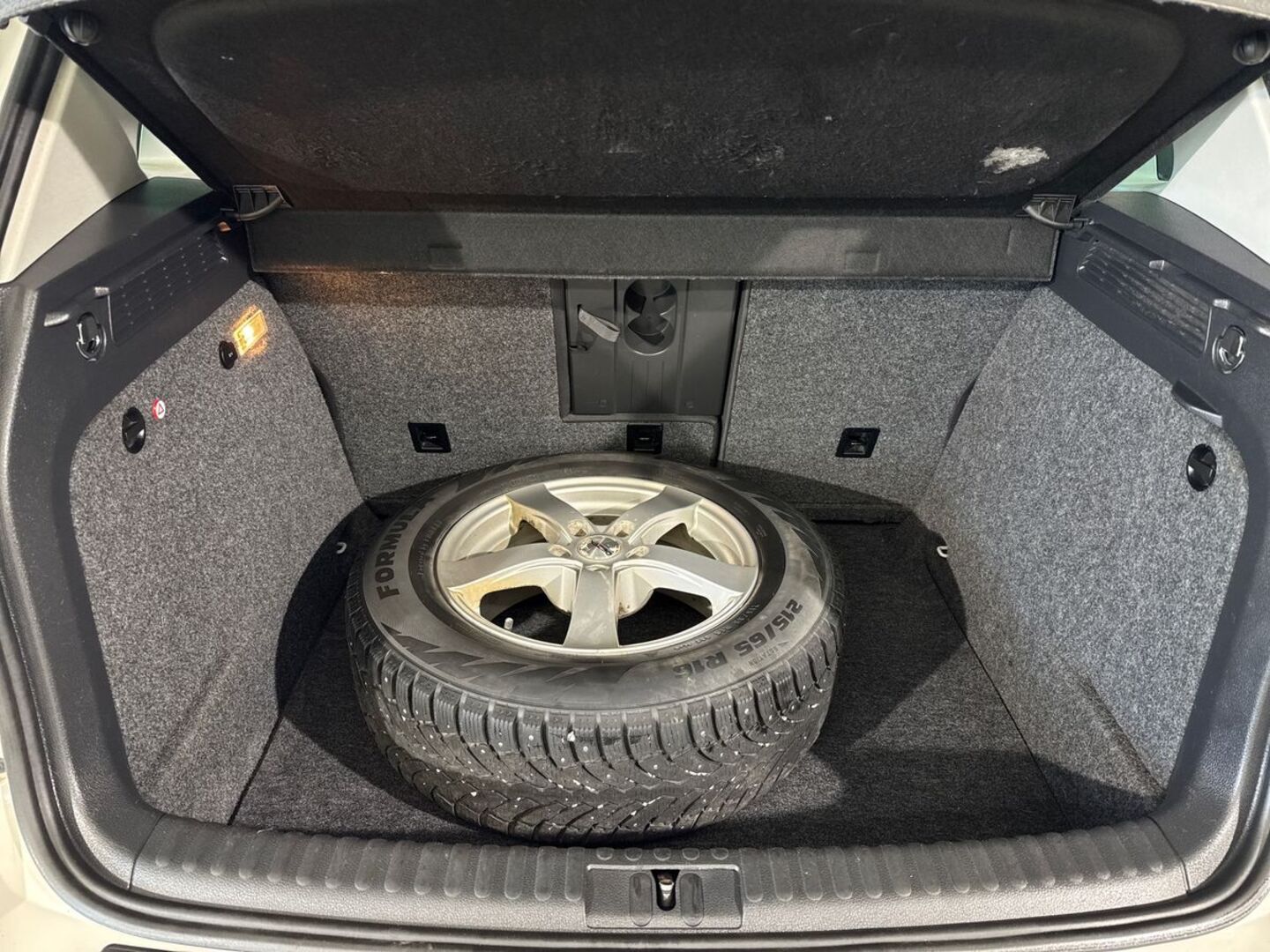 VOLKSWAGEN Tiguan 9