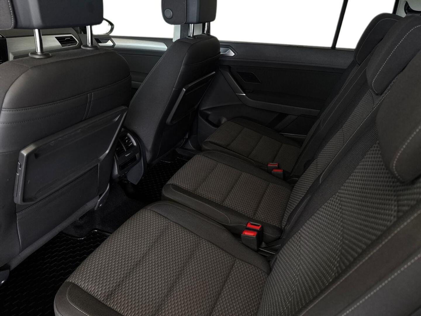 VOLKSWAGEN Touran 10