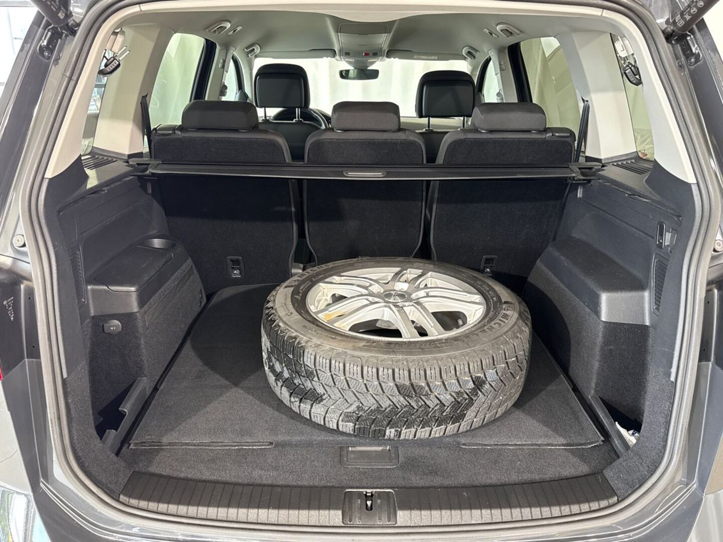 VOLKSWAGEN Touran 11