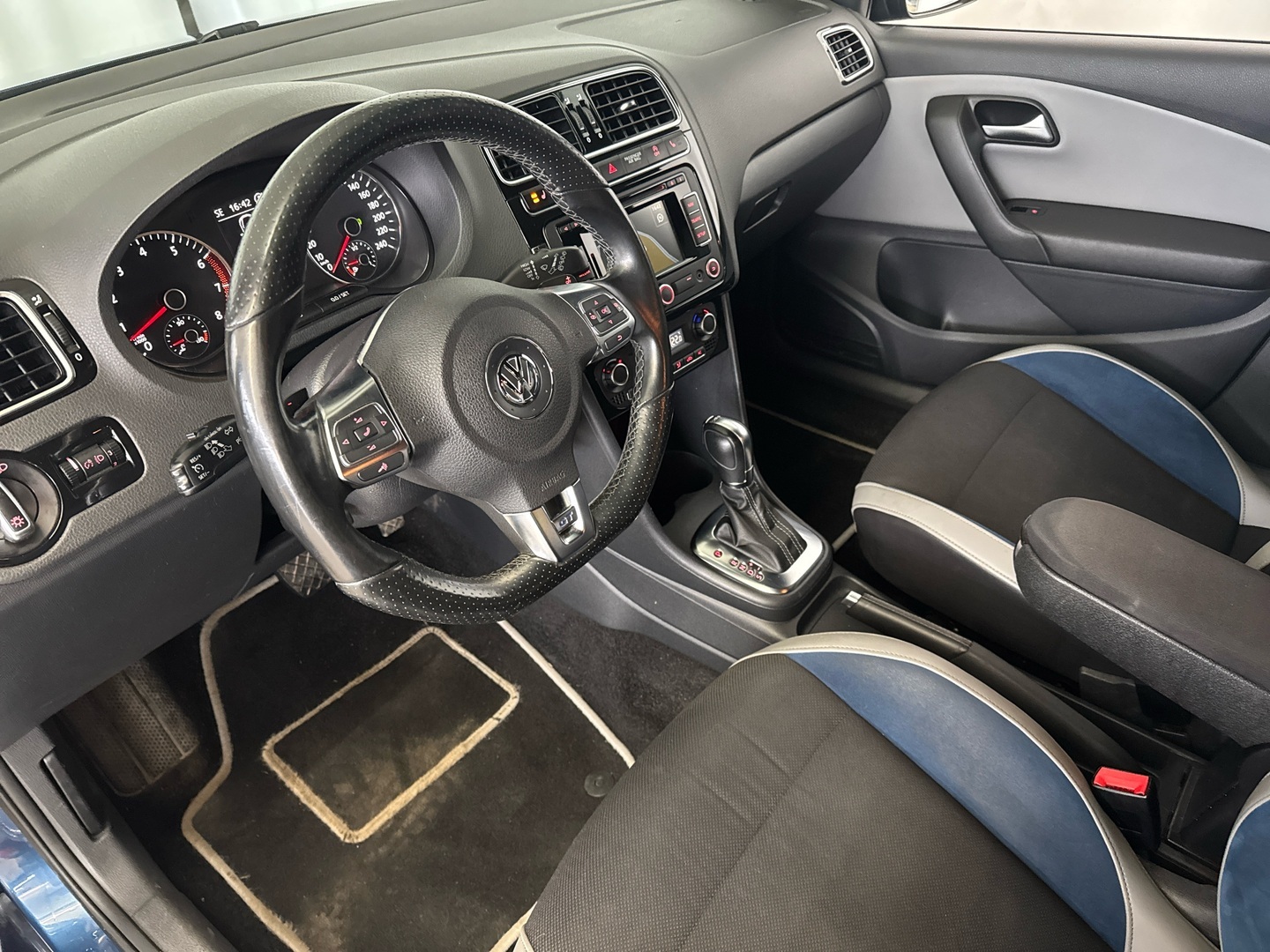 VOLKSWAGEN Polo 2014