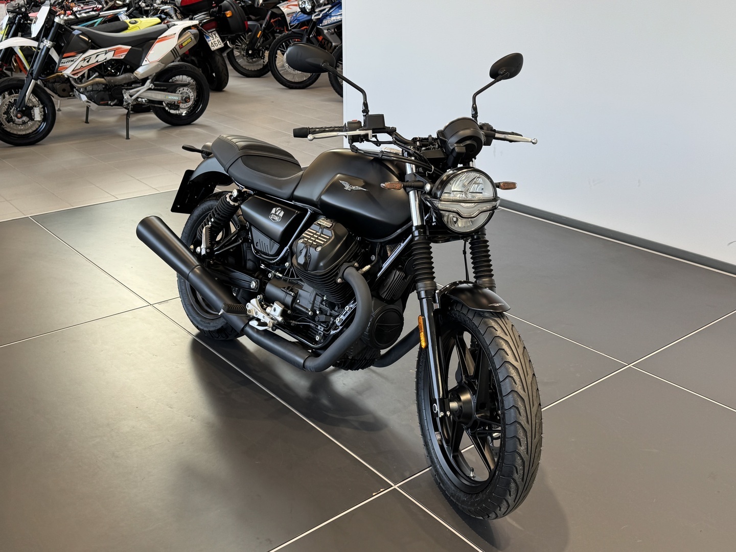MOTO GUZZI V7 2023