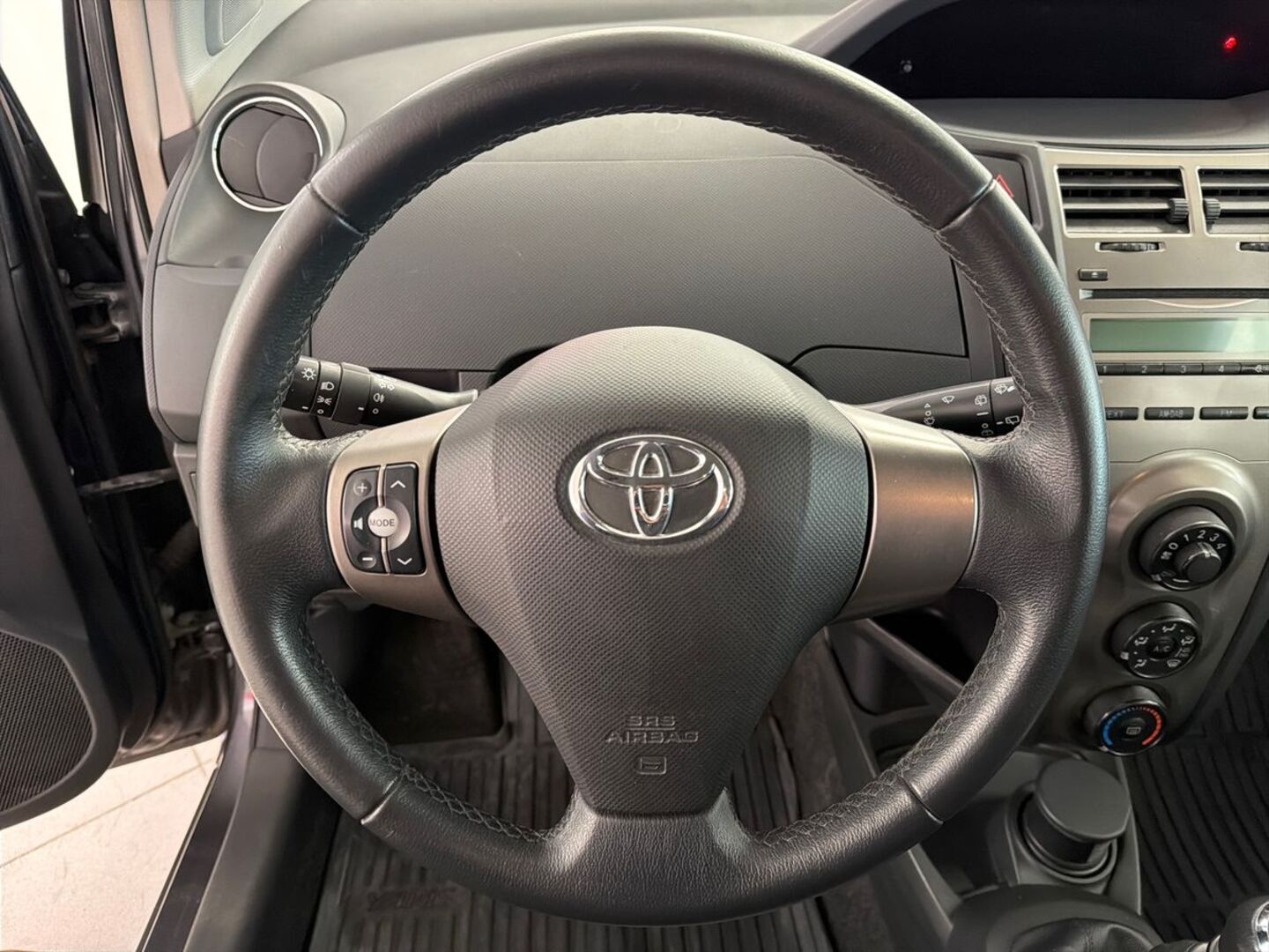 TOYOTA Yaris 2009
