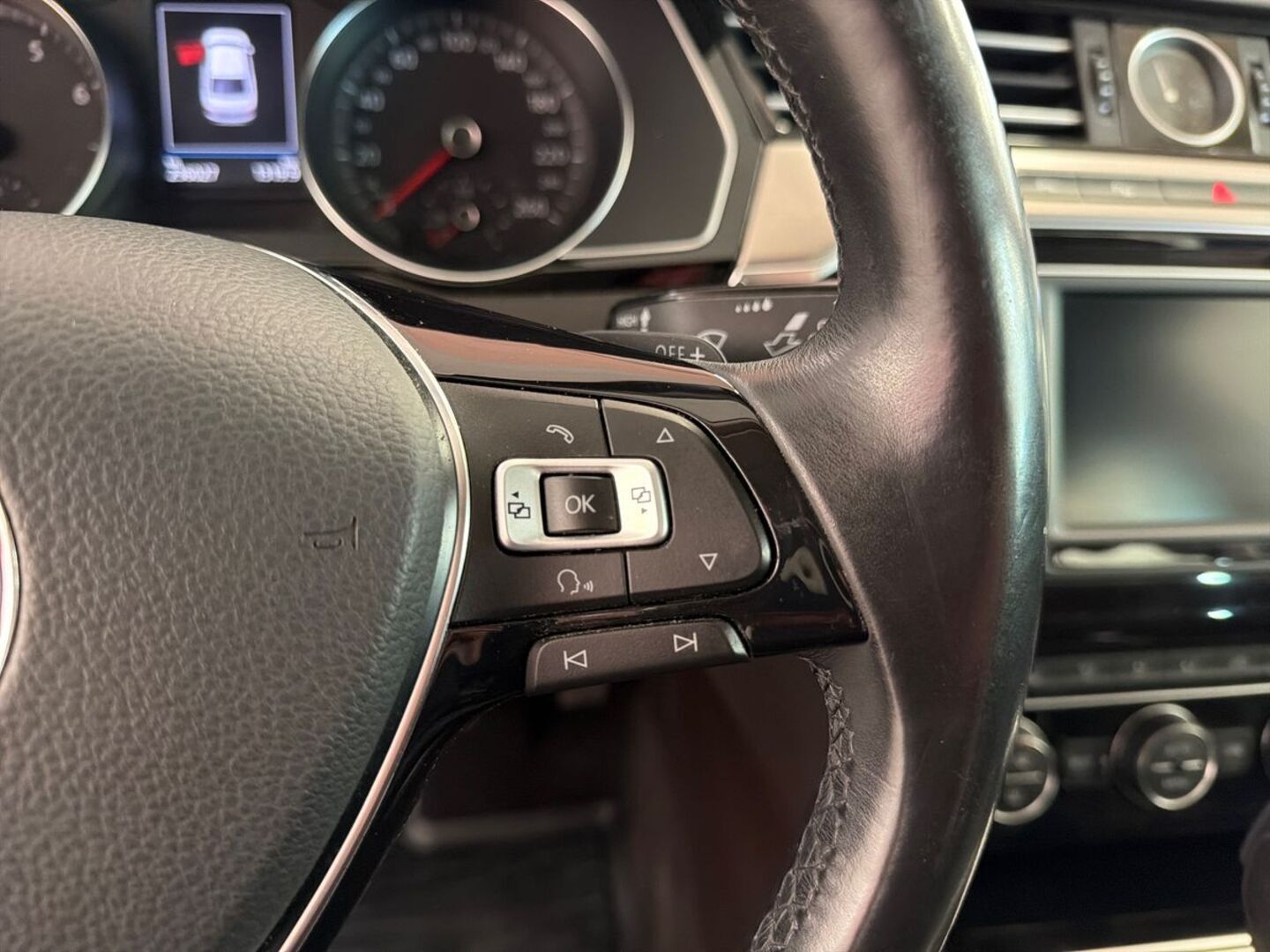 VOLKSWAGEN Passat 24