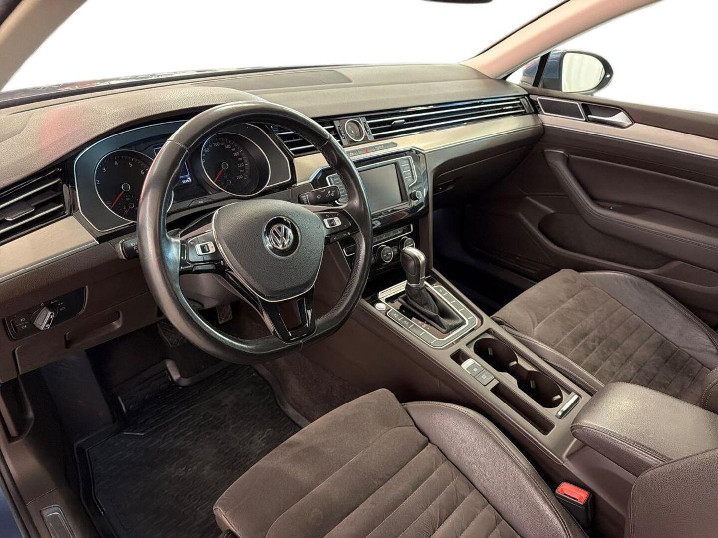 VOLKSWAGEN Passat 7