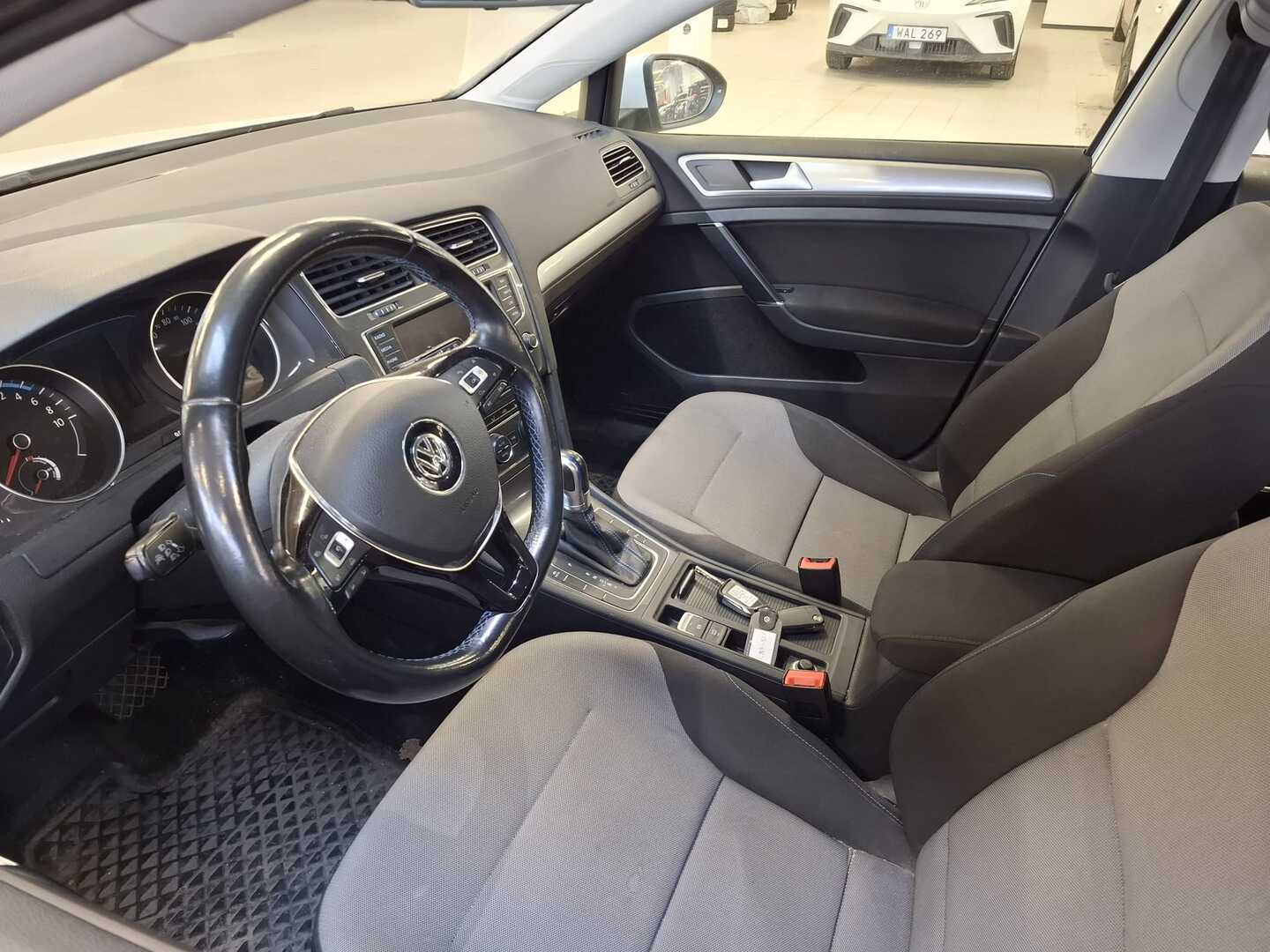 VOLKSWAGEN Golf 2015