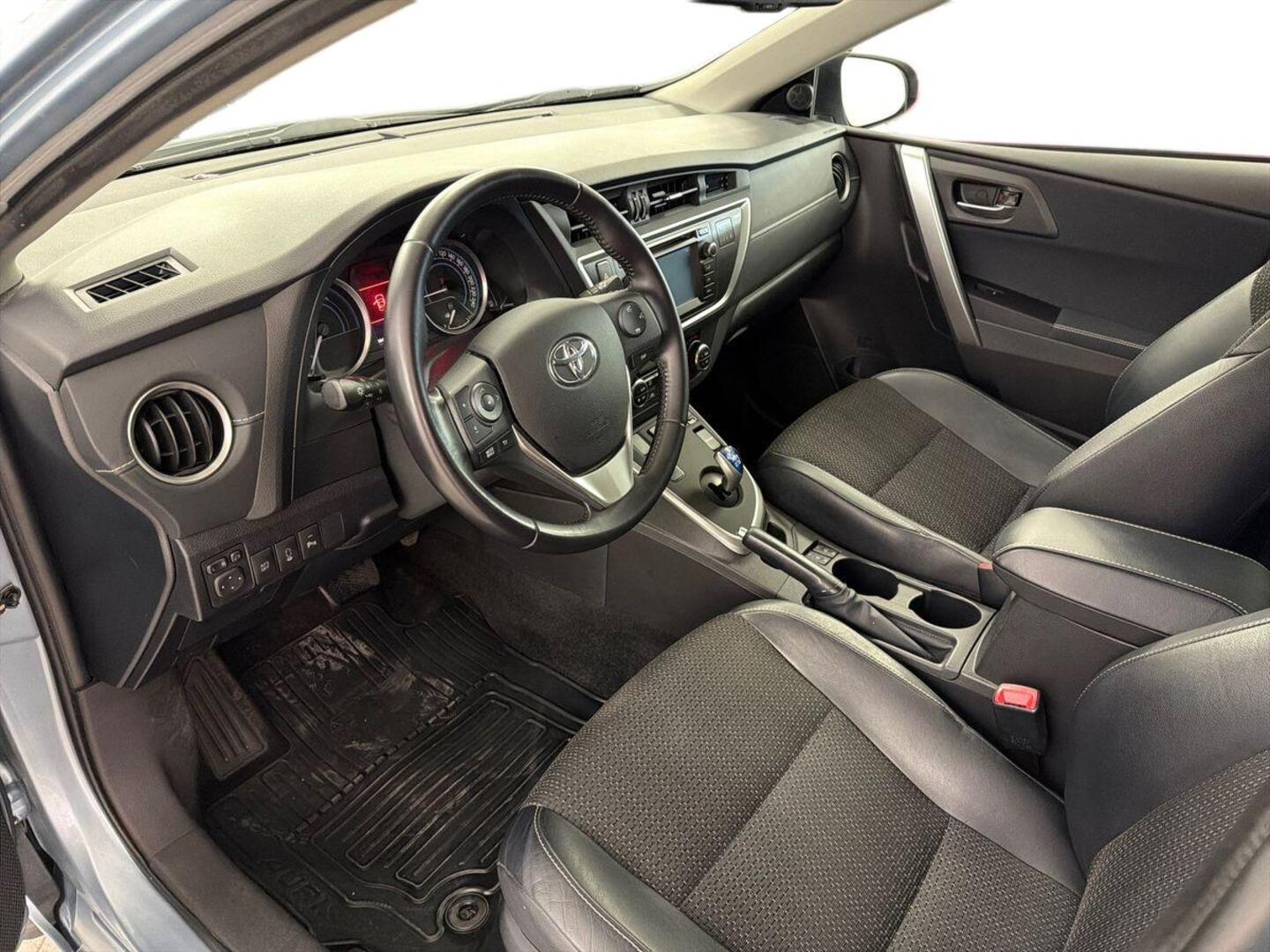 TOYOTA Auris 2015