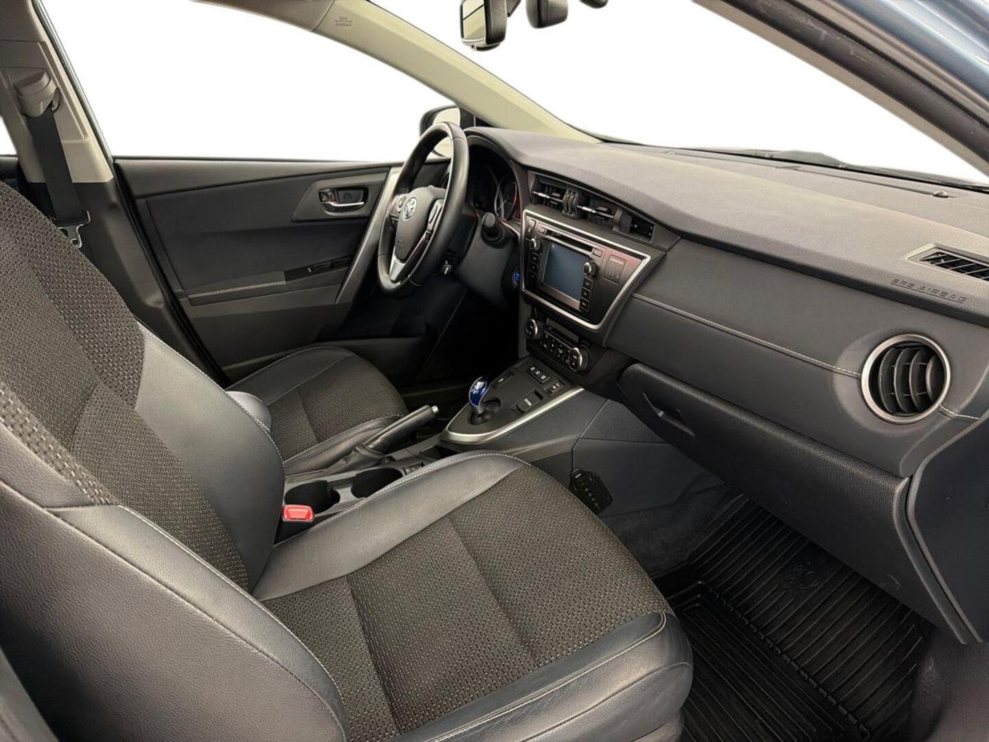 TOYOTA Auris 2015