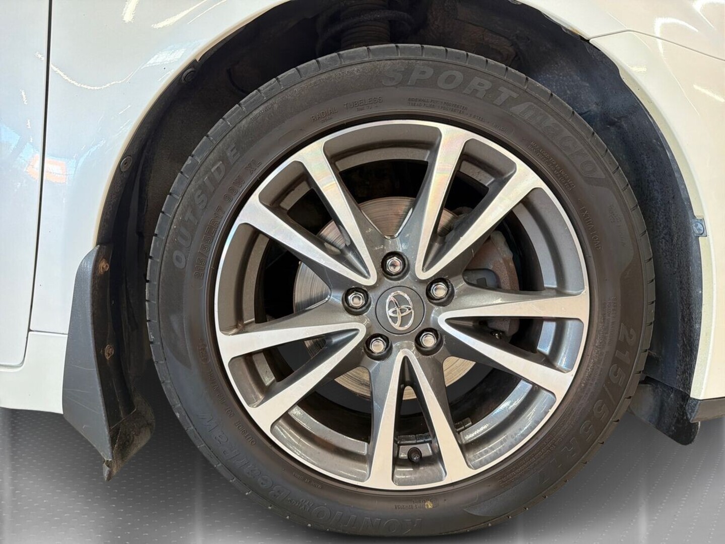 TOYOTA Avensis 2013