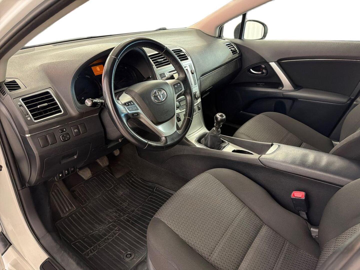 TOYOTA Avensis 2013