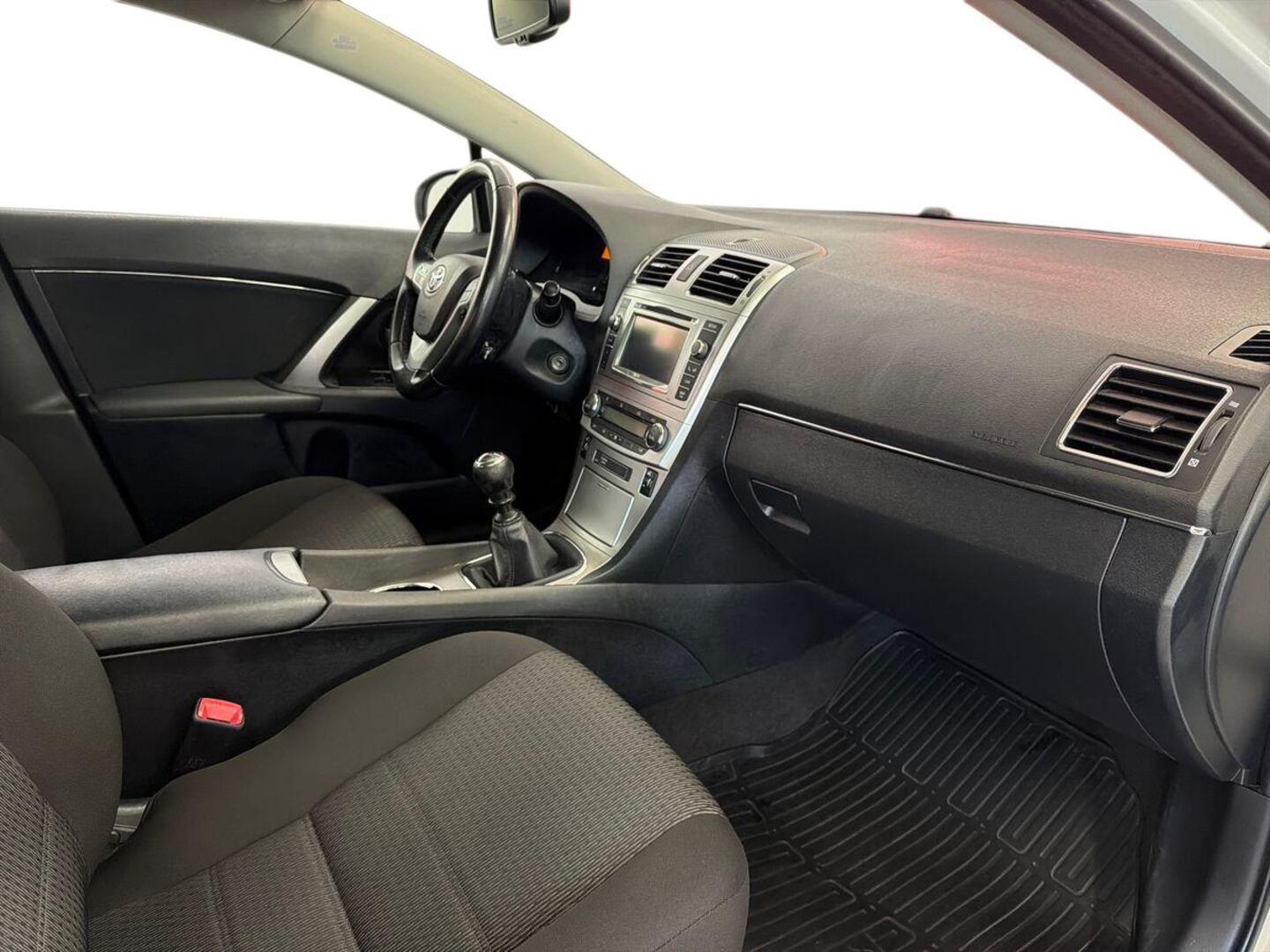 TOYOTA Avensis 2013