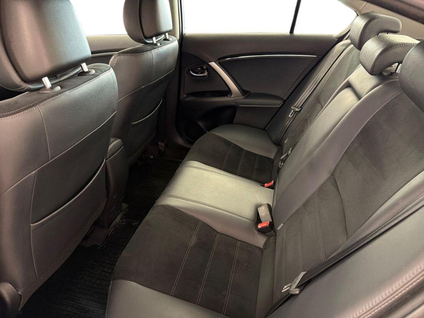 TOYOTA Avensis 2015