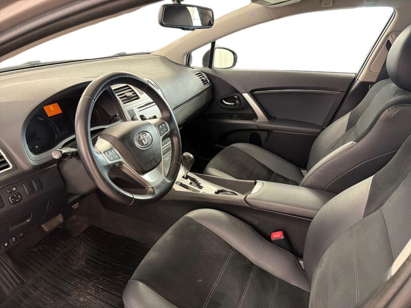 TOYOTA Avensis 2015